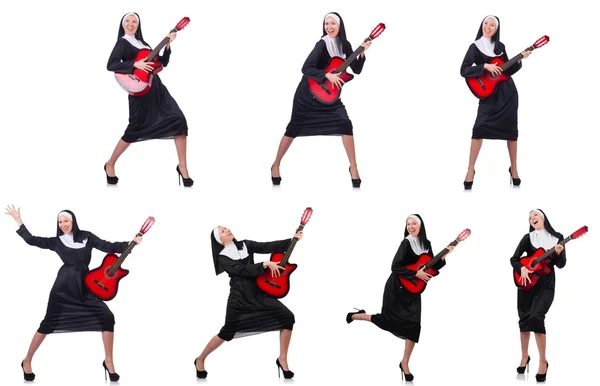 Nonne avec guitare isolée sur blanc — Photo