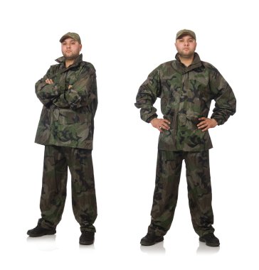 Asker üniformalı genç adam, beyazlar içinde.