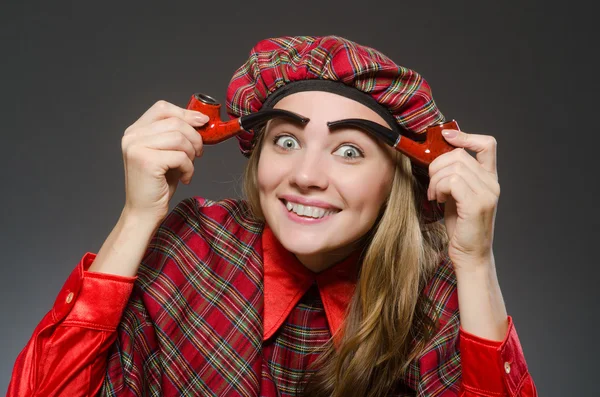 Geleneksel İskoç kıyafeti giyen kadın — Stok fotoğraf