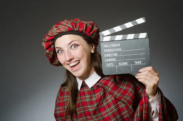 Mujer con ropa escocesa en concepto de película —  Fotos de Stock