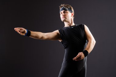 Genç adam bale eğitimi alıyor.