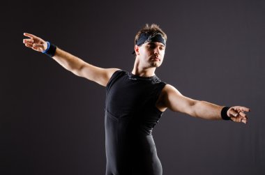 Genç adam bale eğitimi alıyor.