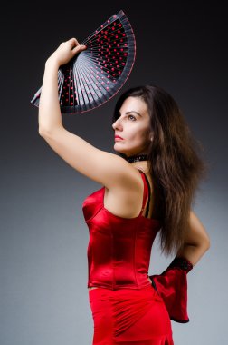 Hayran dansı yapan kadın