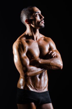 Spor konseptinde kaslı bir adam