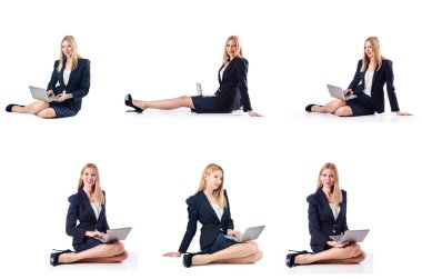 Bilgisayarlı iş kadını beyaz arka planda izole edildi