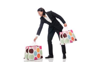 Siyah takım elbiseli adam plastik torbaları beyaza sardı.