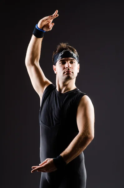 Hombre joven entrenando para bailes de ballet — Foto de Stock