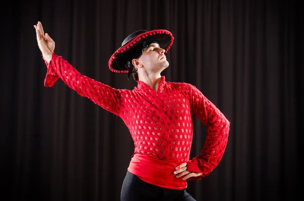 Homme dansant danse espagnole en vêtements rouges — Photo