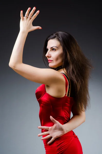 Mulher dança danças em vestido vermelho — Fotografia de Stock