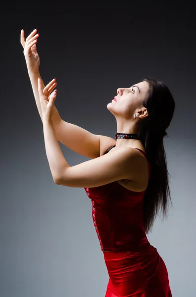 Mujer bailando bailes en vestido rojo — Foto de Stock