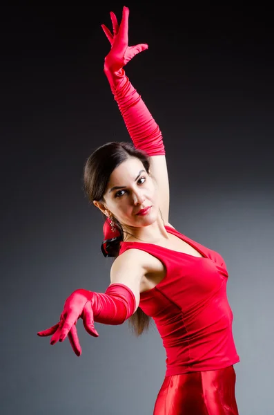 Kobieta taniec tańczy w czerwonej sukience — Zdjęcie stockowe