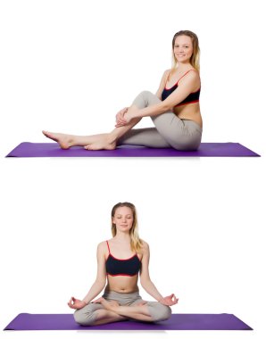 Beyaz üzerinde egzersiz yapan genç bir kadın.