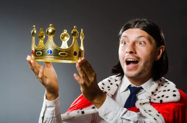 Ung kung affärsman i kungligt koncept — Stockfoto