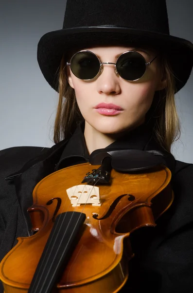 Frau im musikalischen Kunstkonzept — Stockfoto