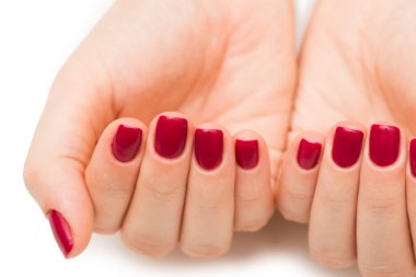 Beyaz çivili kırmızı tırnaklı kadın elleri