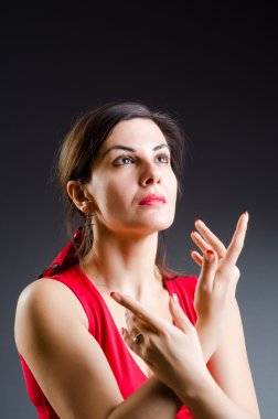 Kırmızı elbiseyle dans eden kadın