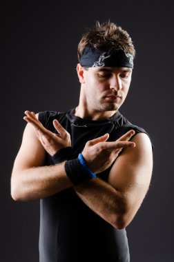 Genç adam bale eğitimi alıyor.