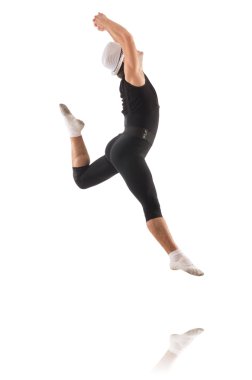 Genç dansçı beyazların arasında.