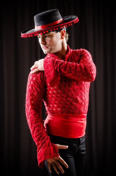 Hombre bailando baile español en ropa roja — Foto de Stock