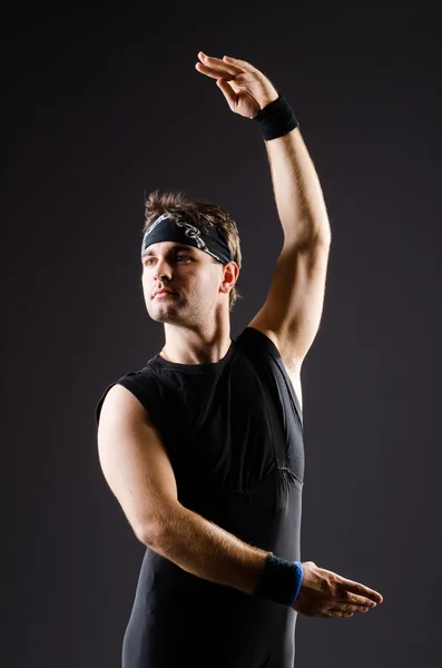 Hombre joven entrenando para bailes de ballet —  Fotos de Stock