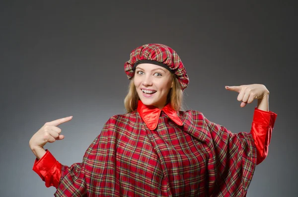 Kvinnan bär traditionella skotska kläder — Stockfoto