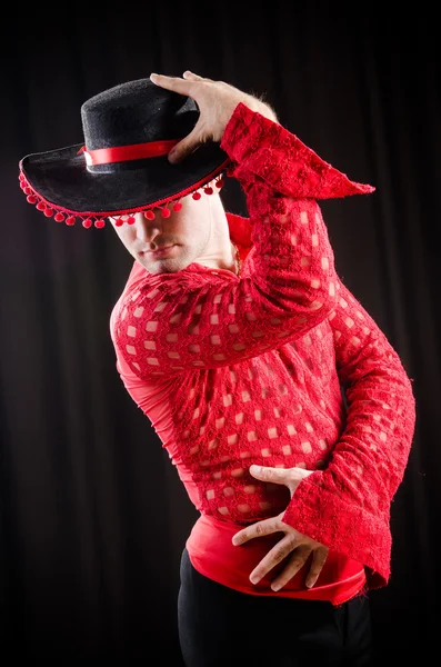 Homem dançando dança espanhola em roupas vermelhas — Fotografia de Stock