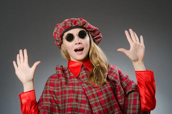 Mulher vestindo roupas tradicionais escocesas — Fotografia de Stock