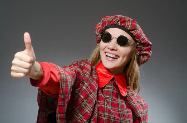 Mulher vestindo roupas tradicionais escocesas — Fotografia de Stock