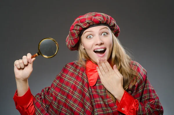 Geleneksel İskoç kıyafeti giyen kadın — Stok fotoğraf