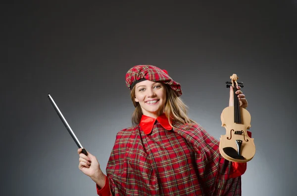 Donna in abiti scozzesi nel concetto musicale — Foto Stock
