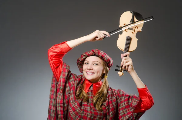 Женщина в шотландской одежде в музыкальной концепции — стоковое фото