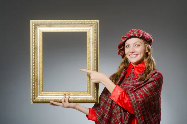 Mulher em roupas escocesas no conceito de arte — Fotografia de Stock