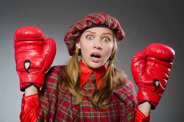 Mujer con ropa escocesa en concepto de boxeo —  Fotos de Stock