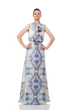 Zarif, uzun elbiseli, beyaz tenli güzel kız.