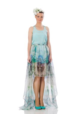 Beyaz üzerinde mavi çiçekli elbise giyen beyaz bir model.