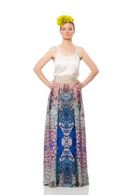 Zarif, uzun elbiseli, beyaz tenli güzel kız.