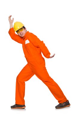 Turuncu tulumlu adam beyazlar içinde izole edilmiş.