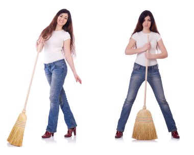 Süpürgeyle bembeyaz gezen kadın