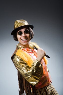 Karaoke kulüpte şarkı genç adam