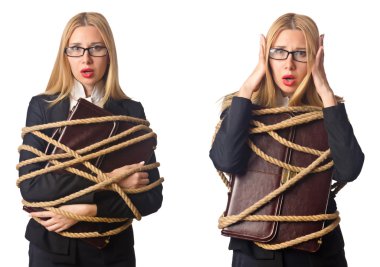 Beyaz arka plan üzerinde izole kadın bağladı