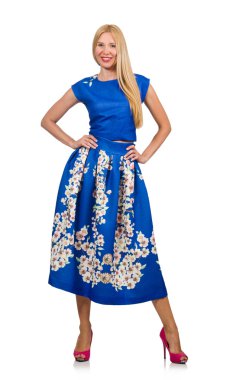 Uzun mavi folral elbiseli kadın, beyazda soyutlanmış.