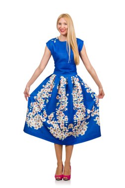 Uzun mavi folral elbiseli kadın, beyazda soyutlanmış.