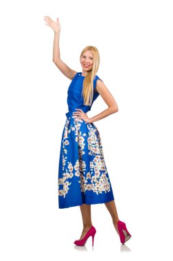 Uzun mavi folral elbiseli kadın, beyazda soyutlanmış.