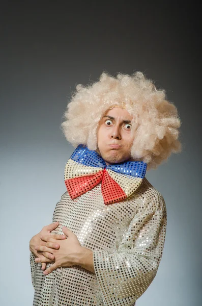 Hombre divertido con peluca afro — Foto de Stock