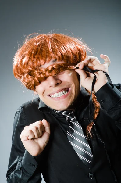 Zabawny człowiek w peruce z czerwonymi włosami — Zdjęcie stockowe