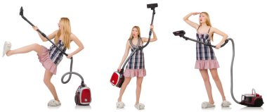 Elektrikli süpürgesi beyaz olan genç bir kadın.