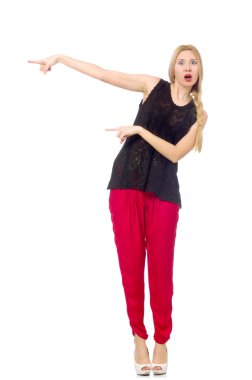 Uzun boylu, kırmızı pantolonlu, beyaz tenli bir kadın.