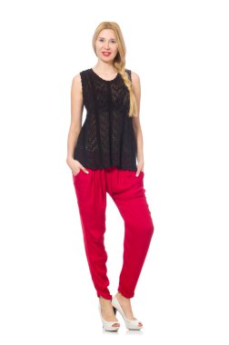 Uzun boylu, kırmızı pantolonlu, beyaz tenli bir kadın.