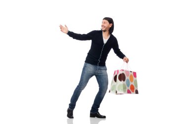 Genç adam plastik torbaları beyaza sardı.