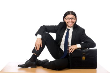 Beyaz izole katta oturan genç işadamı